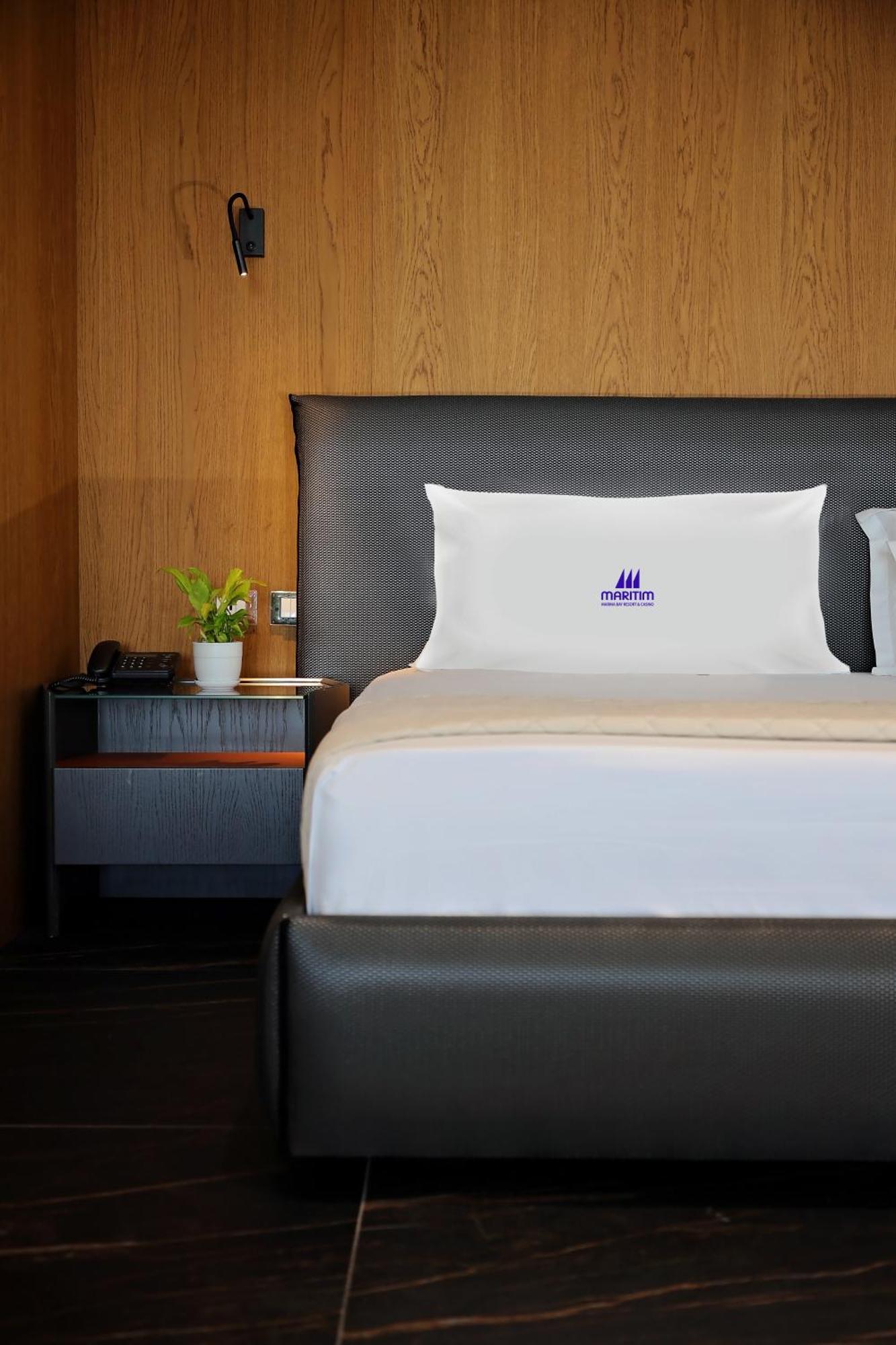 Maritim Marina Bay Resort Spa & Casino Adult Friendly Vlorë Εξωτερικό φωτογραφία A pillow with the Maxim logo