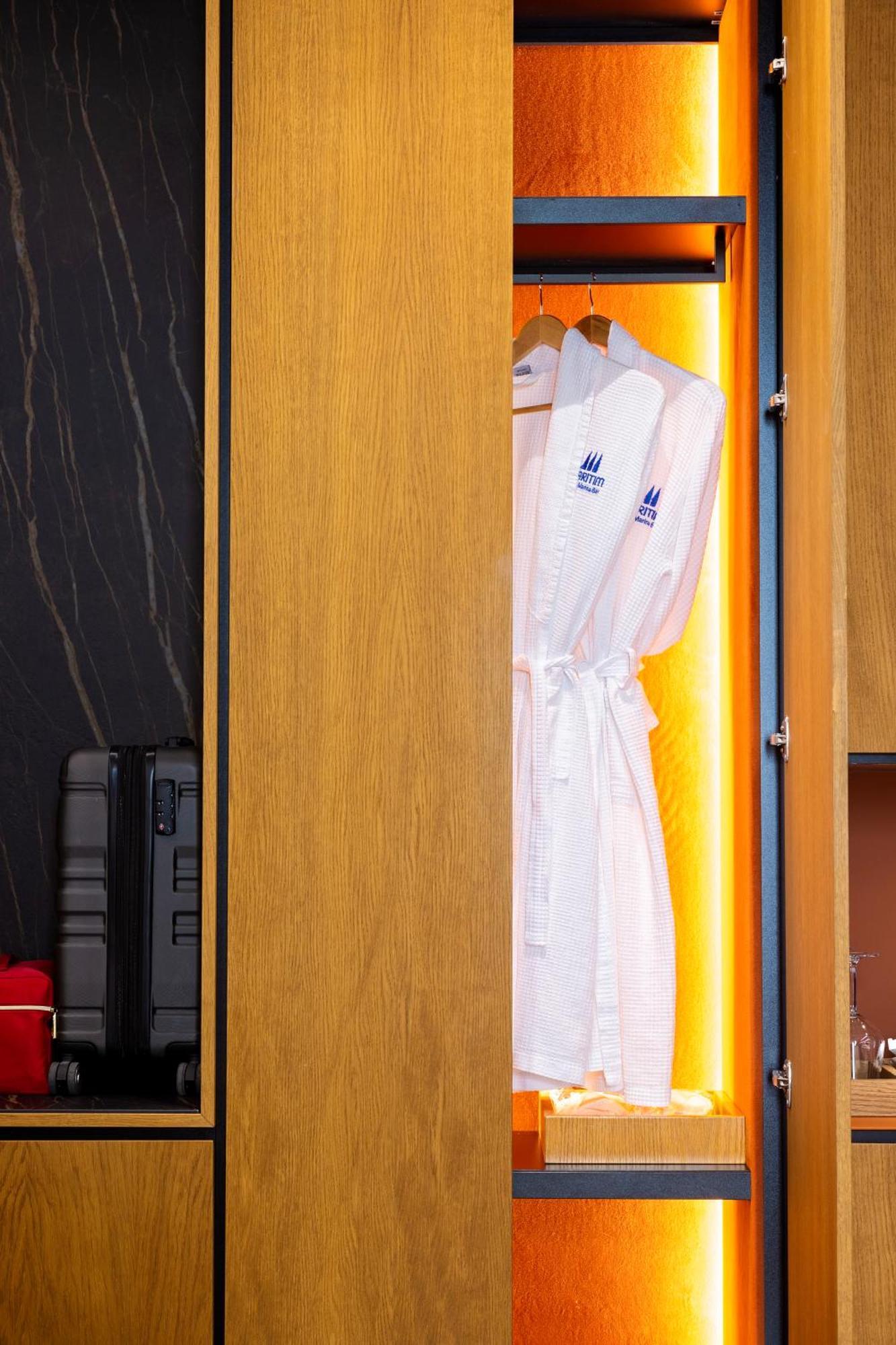 Maritim Marina Bay Resort Spa & Casino Adult Friendly Vlorë Εξωτερικό φωτογραφία A bathrobe hanging on a door