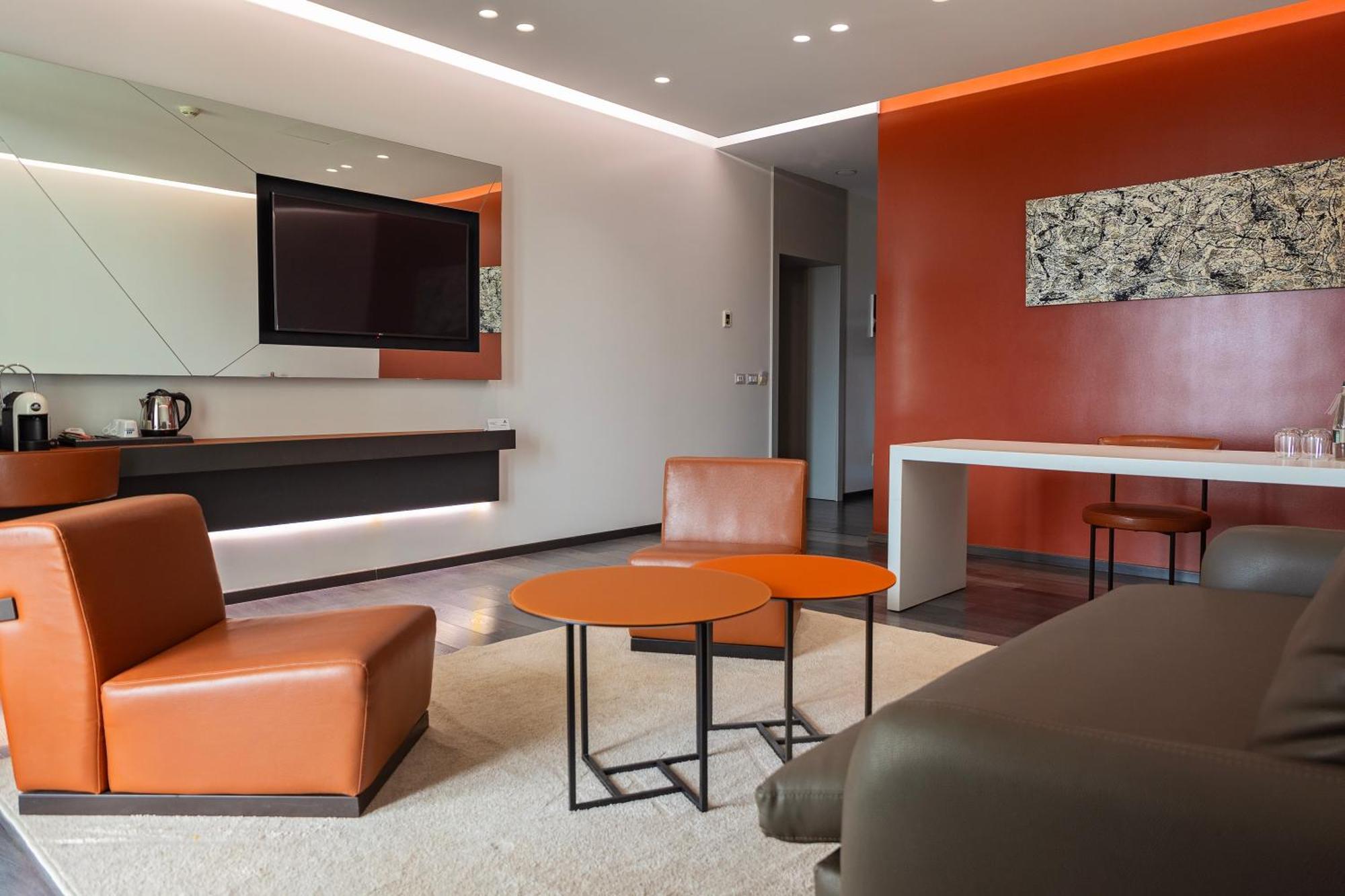 Maritim Marina Bay Resort Spa & Casino Adult Friendly Vlorë Εξωτερικό φωτογραφία A suite at the airport