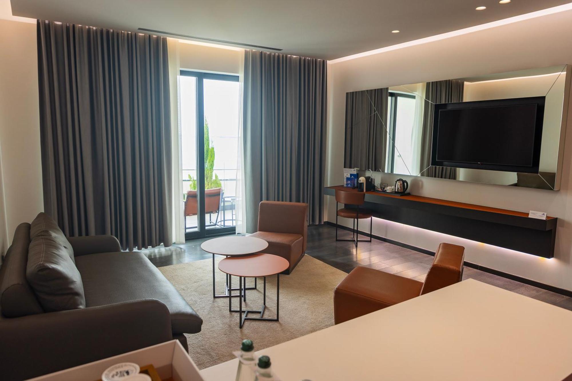 Maritim Marina Bay Resort Spa & Casino Adult Friendly Vlorë Εξωτερικό φωτογραφία A suite at the hotel