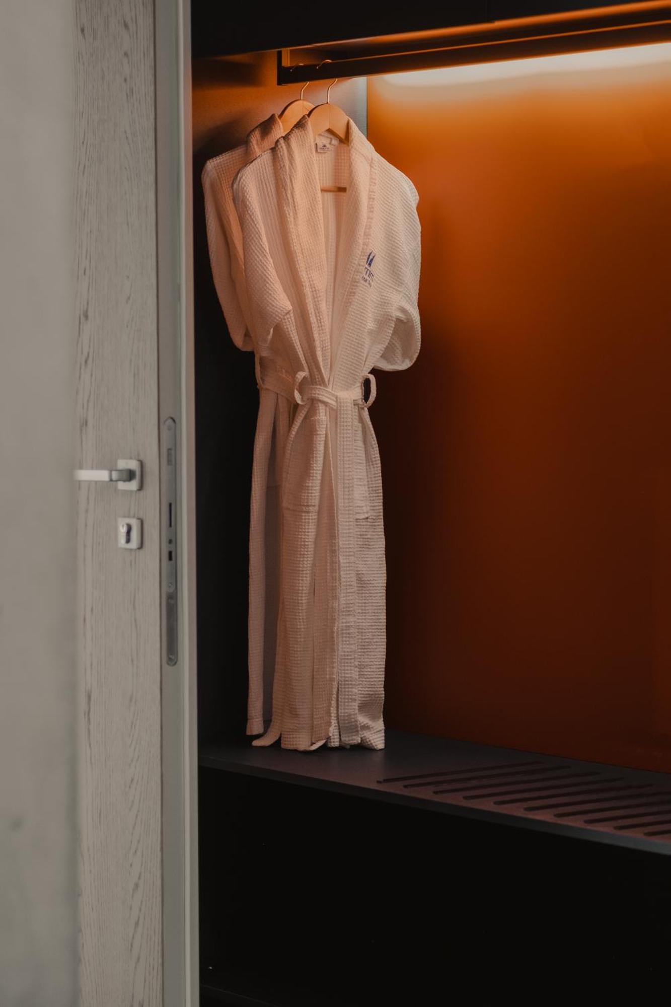 Maritim Marina Bay Resort Spa & Casino Adult Friendly Vlorë Εξωτερικό φωτογραφία A bathrobe hanging on a door