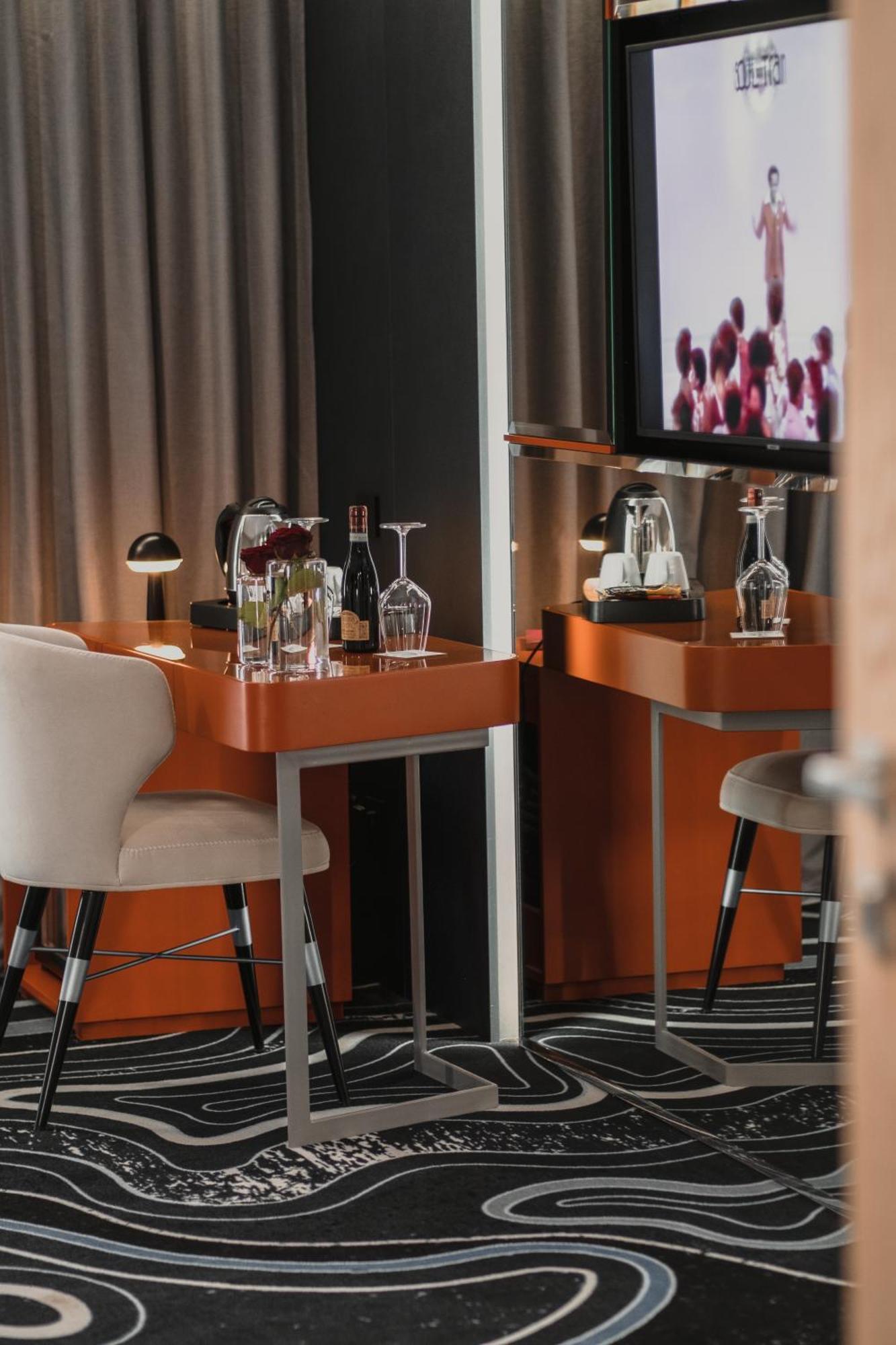 Maritim Marina Bay Resort Spa & Casino Adult Friendly Vlorë Εξωτερικό φωτογραφία A bar in a hotel room