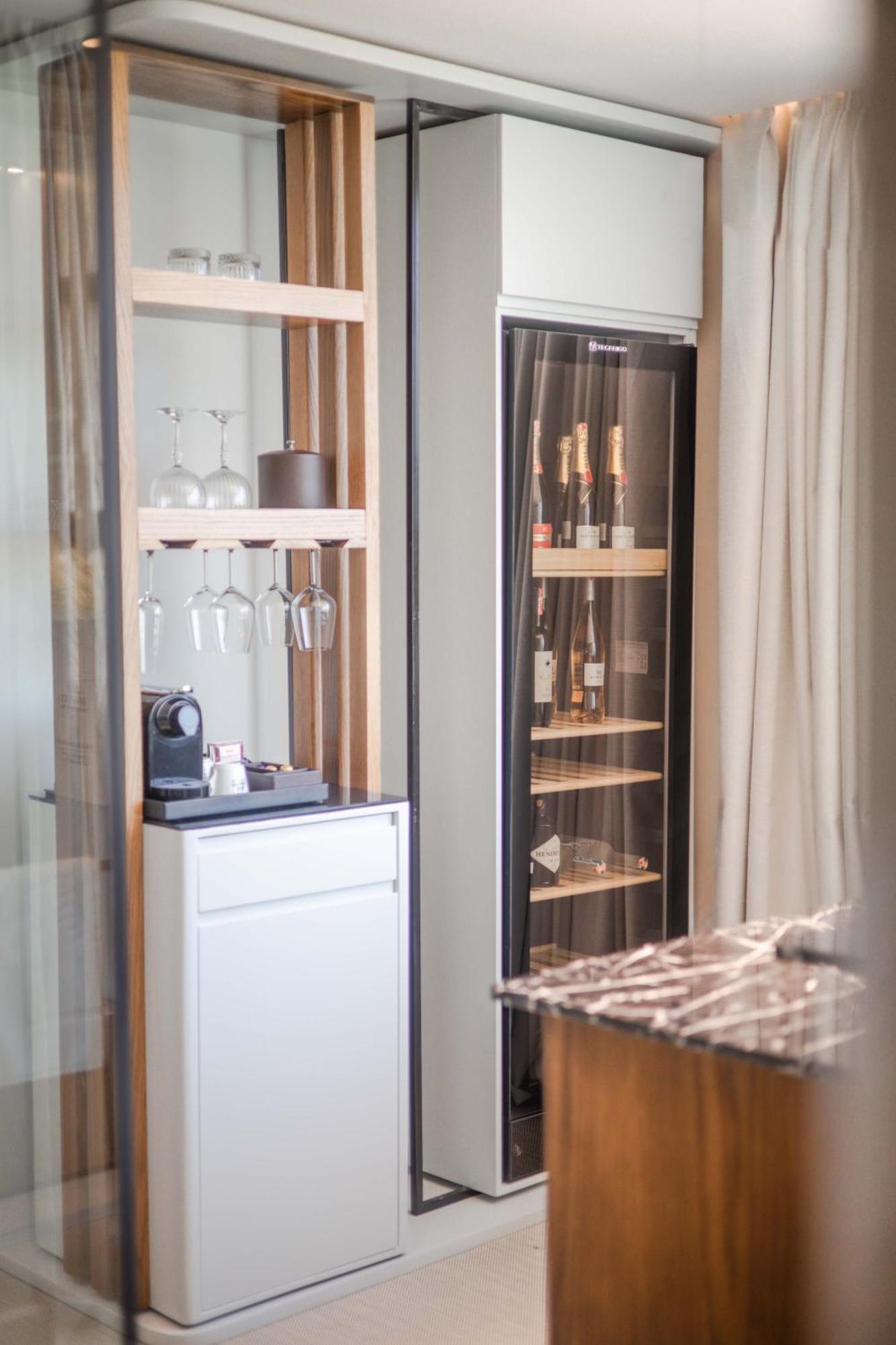 Maritim Marina Bay Resort Spa & Casino Adult Friendly Vlorë Εξωτερικό φωτογραφία A wine refrigerator
