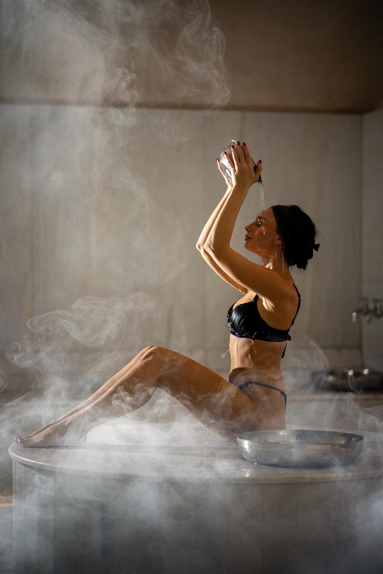 Maritim Marina Bay Resort Spa & Casino Adult Friendly Vlorë Εξωτερικό φωτογραφία A woman in a steam room
